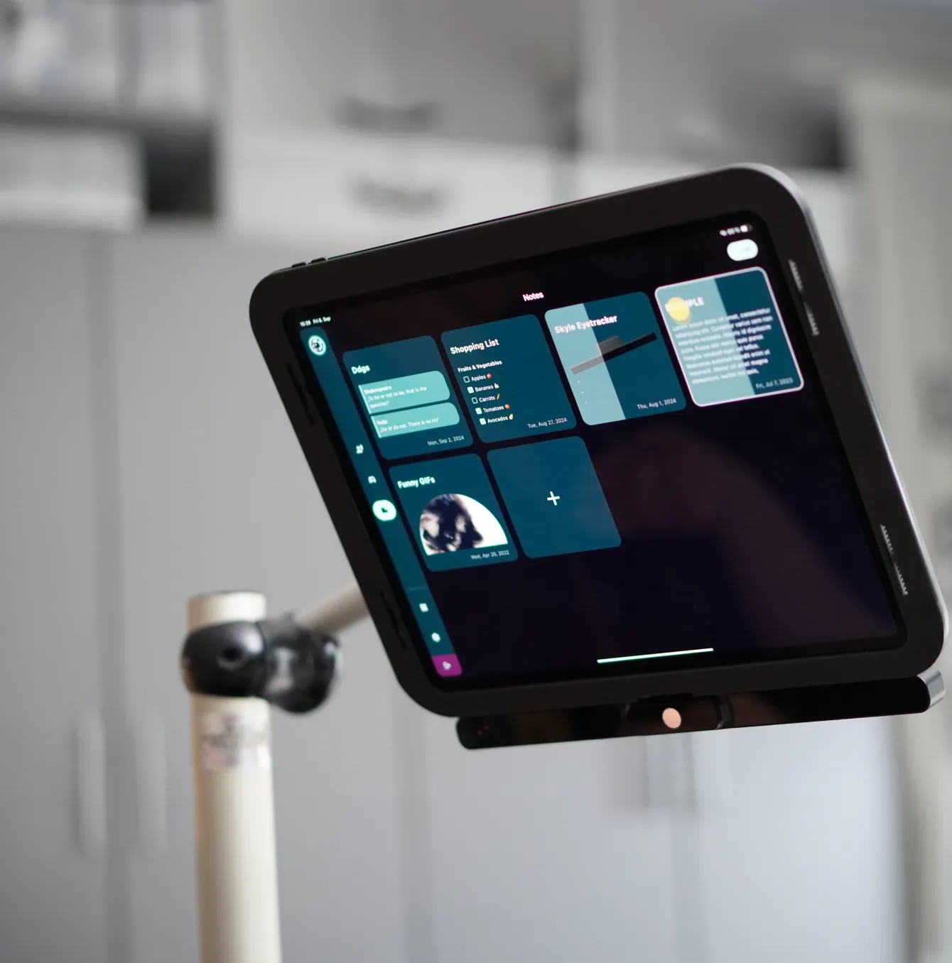 Persona usando EyeTab mediante seguimiento ocular